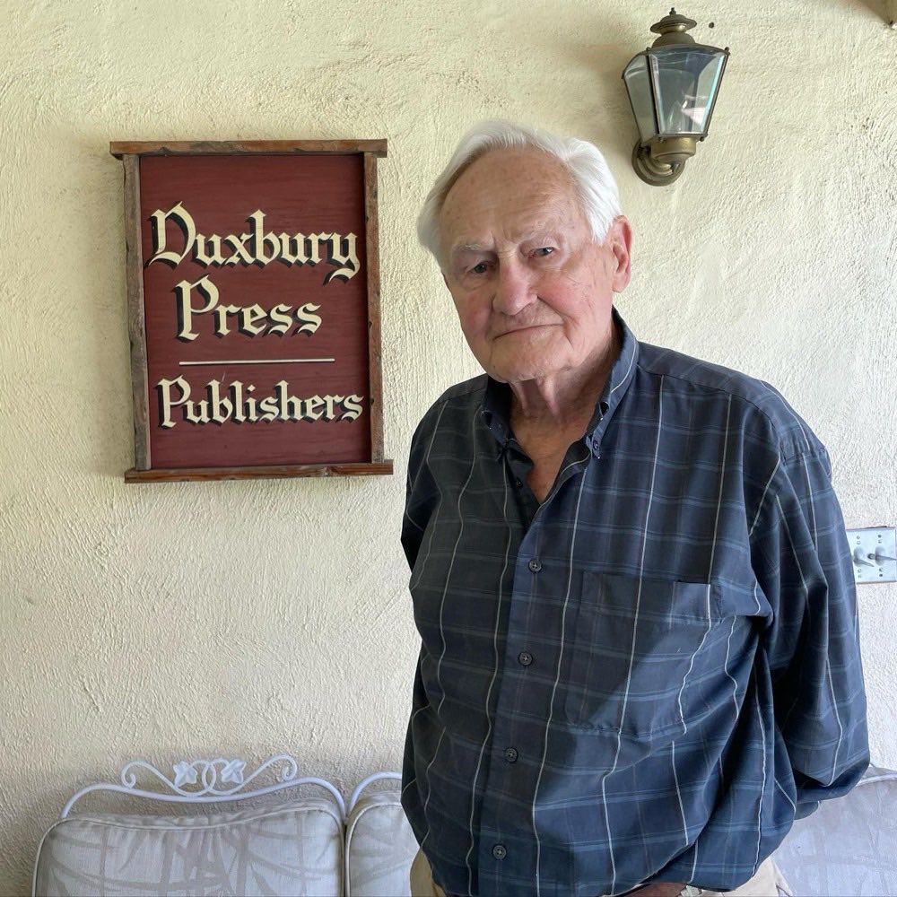 Александр Кугушев у вывески издательства Duxbury Press